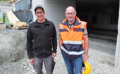 Bis zur Eröffnung des neuen Bergrestaurants wartet auf den Technischen Leiter, Arno Cadonau, links, und den Direktor Andri Poo der Bergbahnen Scuol AG noch viel Arbeit.
