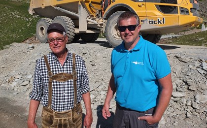 Hauser Bacher von der Franz Stöckl GmbH aus Österreich, links, und Reto Bieri, Leiter Infrastruktur & Projekte, der St. Moritz Mountains AG, realisierten bereits vor 10 Jahren erfolgreich den ersten Naturspeichersee auf Corviglia. 