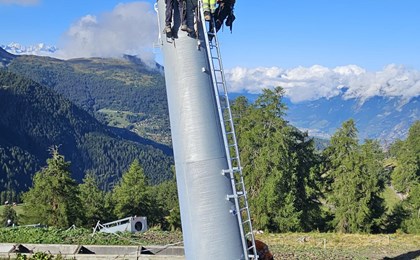 Les pylônes ont été installés mi-septembre par hélicoptère grâce à l’entreprise autrichienne Austria.