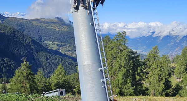 Les pylônes ont été installés mi-septembre par hélicoptère grâce à l’entreprise autrichienne Austria.