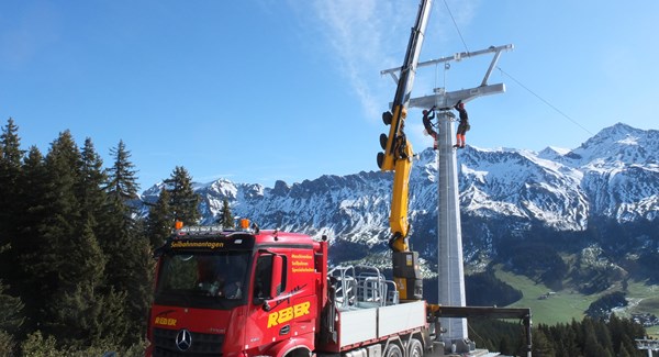 Die Demontage der Anlage erfolgte durch die Paul Reber AG aus Schüpfheim. Ebenfalls der Aufbau der vier neuen Stützen.