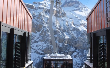 Einzigartig ist auch das Gepäcktransportsystem: Der Gast gibt sein Gepäck in der Talstation ab und kann es direkt selbst in Mürren in Empfang nehmen. 