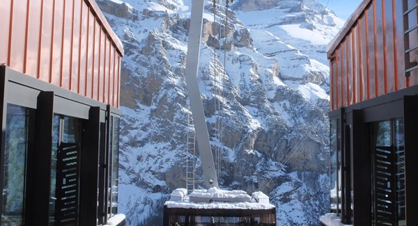 Einzigartig ist auch das Gepäcktransportsystem: Der Gast gibt sein Gepäck in der Talstation ab und kann es direkt selbst in Mürren in Empfang nehmen. 