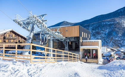 Les façades des stations sont pourvues de panneaux solaires.