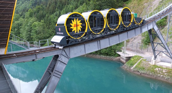 Der Seilbahnbauer Garaventa sowie der Fahrzeugbauer CWA entwickelten eine einzigartige Neigungskompensation von vier zylindrischen Personenabteile für die Fahrzeuge der neuen Stoosbahn.