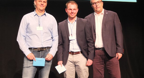 Le président de la commission « assurance qualité » Valentin König, à droite, a remis le diplôme fédéral de "manager de remontées mécaniques" à Mario Aufdenblatten,  Zermatt Bergbahnen AG et à Tobias Pfister , Bergbahnen Rinerhorn AG.